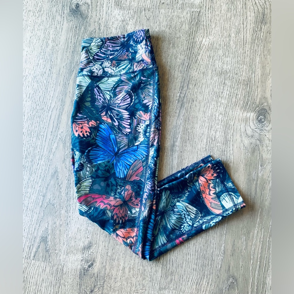 3/$20 VOGO Active Capris Medium